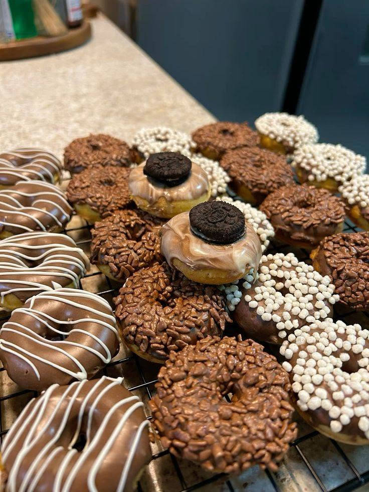 ✨ لأن المزاج الحلو يبدأ من لقمة حلوة... 🍰🤍
إذا ودك تدلل نفسك أو تفاجئ شخص عزيز، إحنا جاهزين نحضر لك ألذ الحلويات بكل حب واهتمام بالتفاصيل.

نستقبل طلباتكم يوميًا، ونوعدكم بطعم يخليكم ترجعون مرة بعد مرة. 💛

راسلونا للحجز والاستفسار. 🌷


**إذا كنت صاحب هذا الإعلان وتريد حذفه لأي سبب، رجاءا أرسل رسالة إلى الدعم الفني**