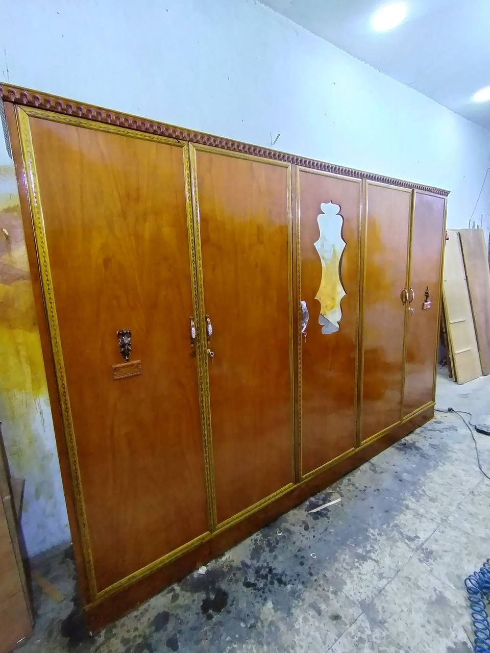 كنتور ابو الخمسة مستخدم نظيف مصبوغ وملمع كامل قفالة يدات جدد اصلية "ظهر جديد" بالواقع احلى من الصورة وبالعافية الياخذة السعر 225 موجود توصيل مكاني الشعلة *********** واتساب للحجز
