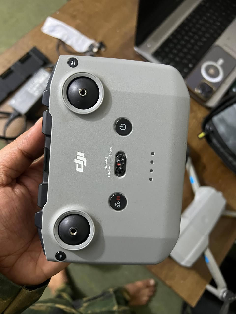 اير 2 
وياه 3 بطاريات 
الارتفاع100 متر 
المده 10 كيلوات 
وياه جنطه وشاحنه وريش احتياط  و٣ فلاشات كامره 
استخدام شخصي 
نظامه 3 سرعات 
تصوير HD و4k


**إذا كنت صاحب هذا الإعلان وتريد حذفه لأي سبب، رجاءا أرسل رسالة إلى الدعم الفني**