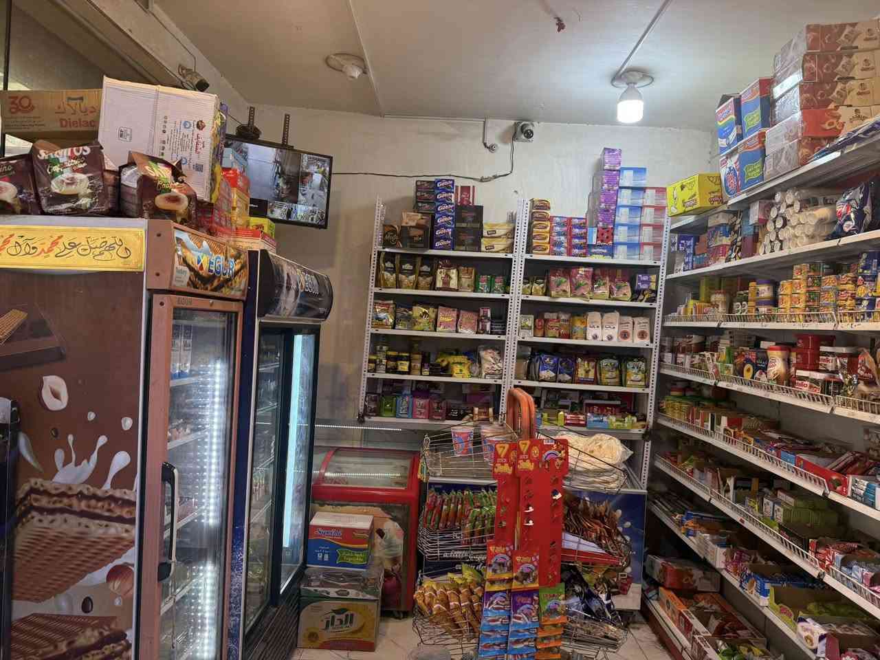 اسواق في حي الجوادين قرب متوسطه التقدم 
اسواق معروضه للبيع لعدم التفرغ 
بيها خمس عوارض 
اربعه للمحل 
وحده لشركه 
وبيها مجمده عدد اثنين 
وحده للمحل 
وحده لشركه 
بيها بيها اربع سلات جبس
ثنين للمحل 
وثنين للشركه 
التواصل خاص اول واتساب 
***********
