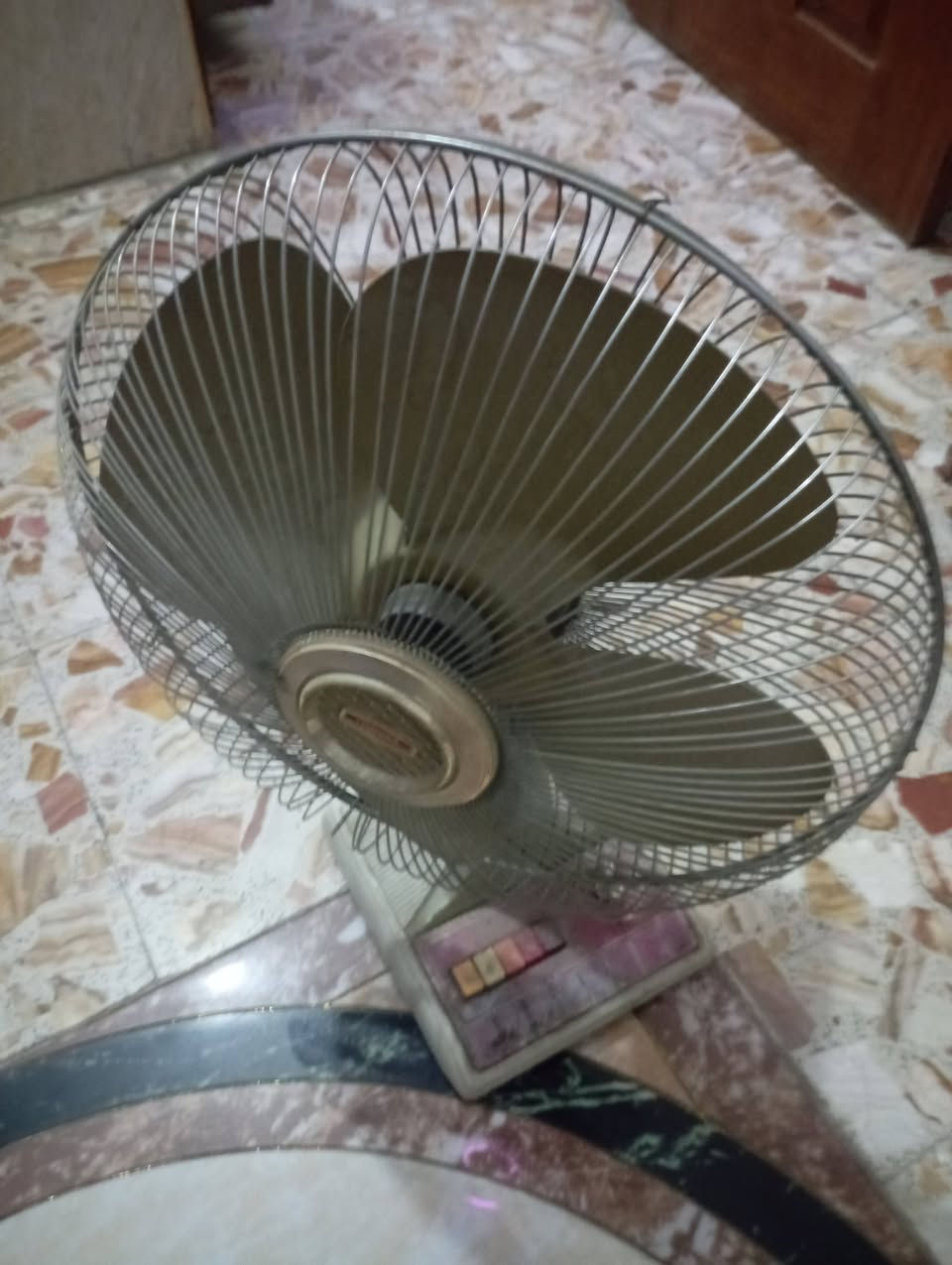 سلبت تي سي ال طنين تبريد ثلج  تدفئه250
غساله شغاله  بس تصريف لمي مكطوع شلون لخيط
 ثلاجه شغاله ثلج ب100
 قنينه متروسه 50
 طباخ نضيف شغال ب25
 مروحه ارضيه شغاله ب10
 مكان حله نادر   *********** واتساب
