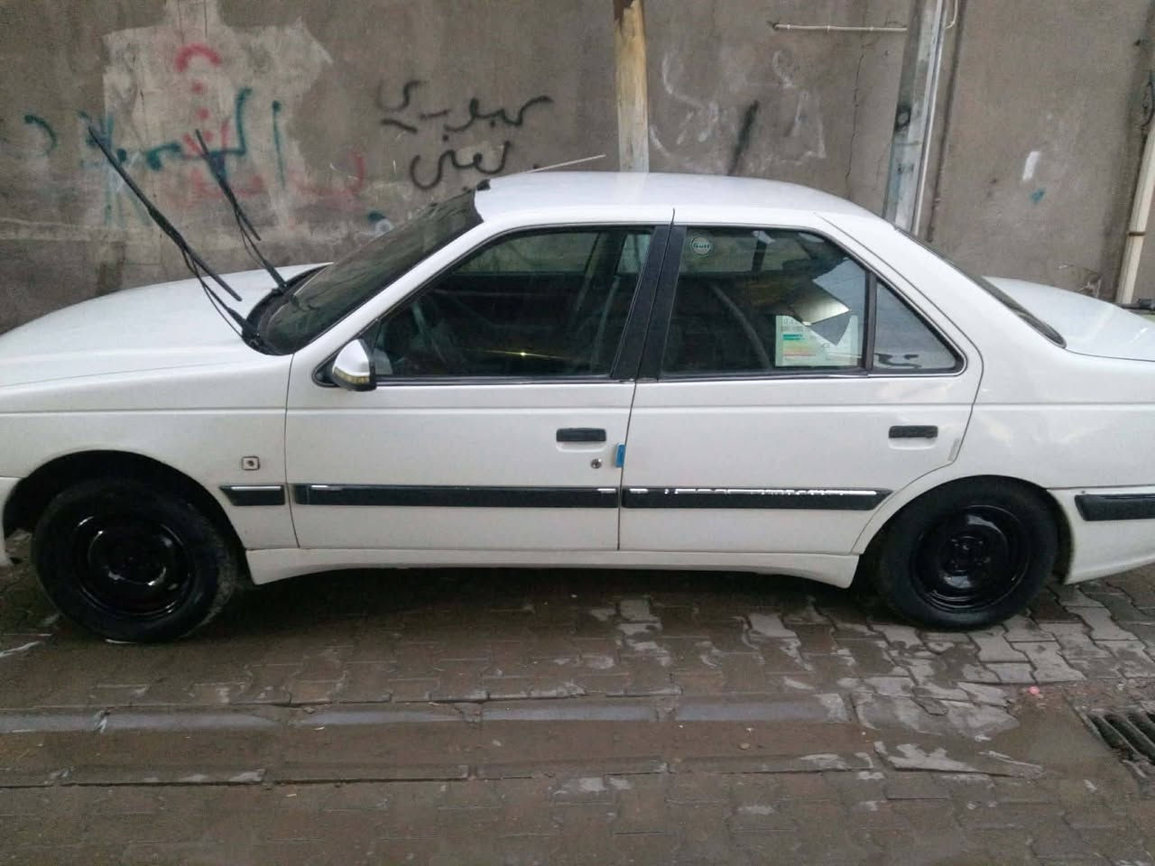 على بركة الله تعالى سيارة بيجو بارص مديل ١١ السيارة بسمي مشروع وطني  تحويل الثاني يوم السياره كشرتها حلوه واحله من الصور بيها شغلات بسيطه السعر ٤٢ وبيها مجال حك الجيه *********** مكاني بغداد
