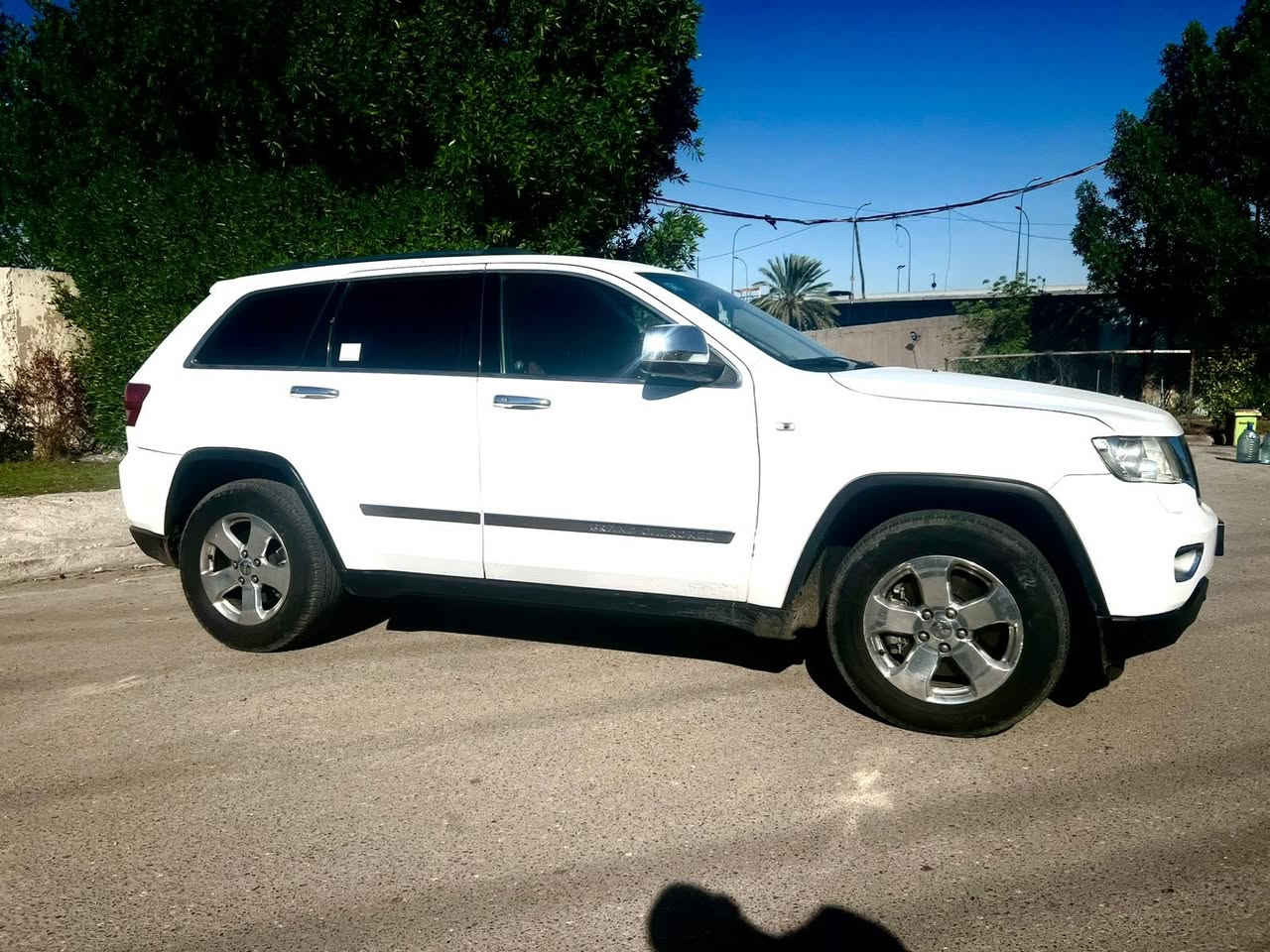 السلام عليكم جيب لاريدو 2014 تخم تايرات جدد باتري جديد السياره كلش حلوه ونظيفه وجاهزه مكفوله من محرك وكير السياره خليجي 1/1 فول مواصفات فتحه منظومه زنون داخل لونين بصمه تشغيل عند بعد فقط بارد بالصندوق شبر السعر 179 وبيها مجال ***********
