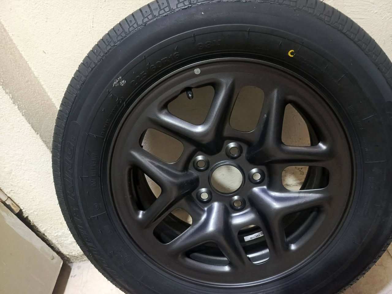 سلام عليكم ويل وتاير جديد مامستعمل مع ويل سبانه و جك كامل سعر 125 الف مكان الكراده 
*********** يرهم جميع انواع بي واي دي الجديده الكين بلس وسيل فايف وديسترويال والكين ايل وكل بي واي دي
