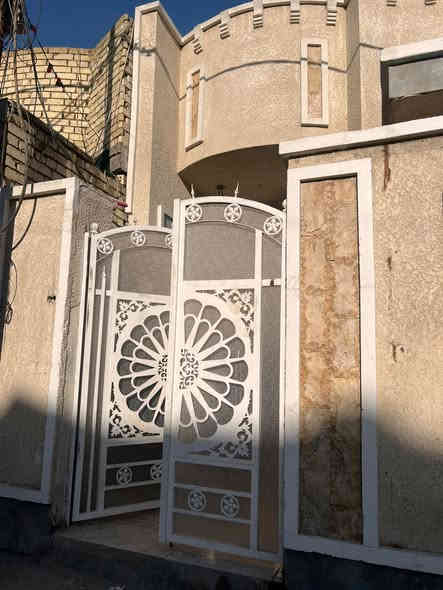 اعيد النشر بسبب الوعود الكاذبه 100 متر قاطين بناء جديد مسلح منطقه كامله الخدمات ماء وكهرباء ومجاري حي الكوفه علاوي الاسمر مجاور بانزين خانه ب95 الرقم ‭0771 284 2158‬
