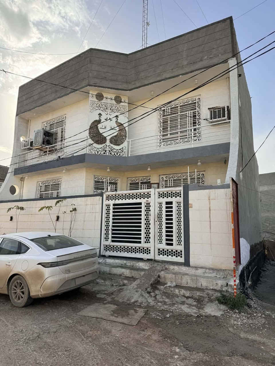 دار للبيع بابل زوير الغربي يبعد  عن جسر  بته 1 كيلو وعن شارع رئسي 50 متر يحتوي على 3 غرف نوم وصاله ومطبخ حار وبارد وكلدورطول 10 متر وصحيات عدد 2  مساحه كليه 200 متر طابو زراعي سند 25 باسمي سعر250 مليون قابل للتفاوض  ***********
