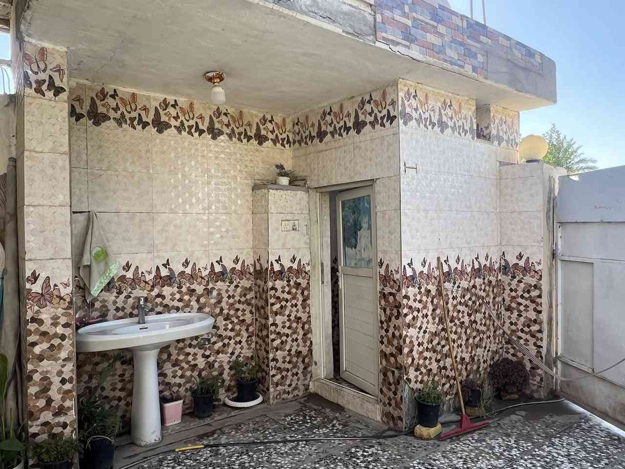 السلام عليكم دار للبيع مساحه 250متر ركن طابو صرف حر امامه متنزه ومدرسه يحتوي على ثلاث غرف 
السعر التصال على الرقم
***********
