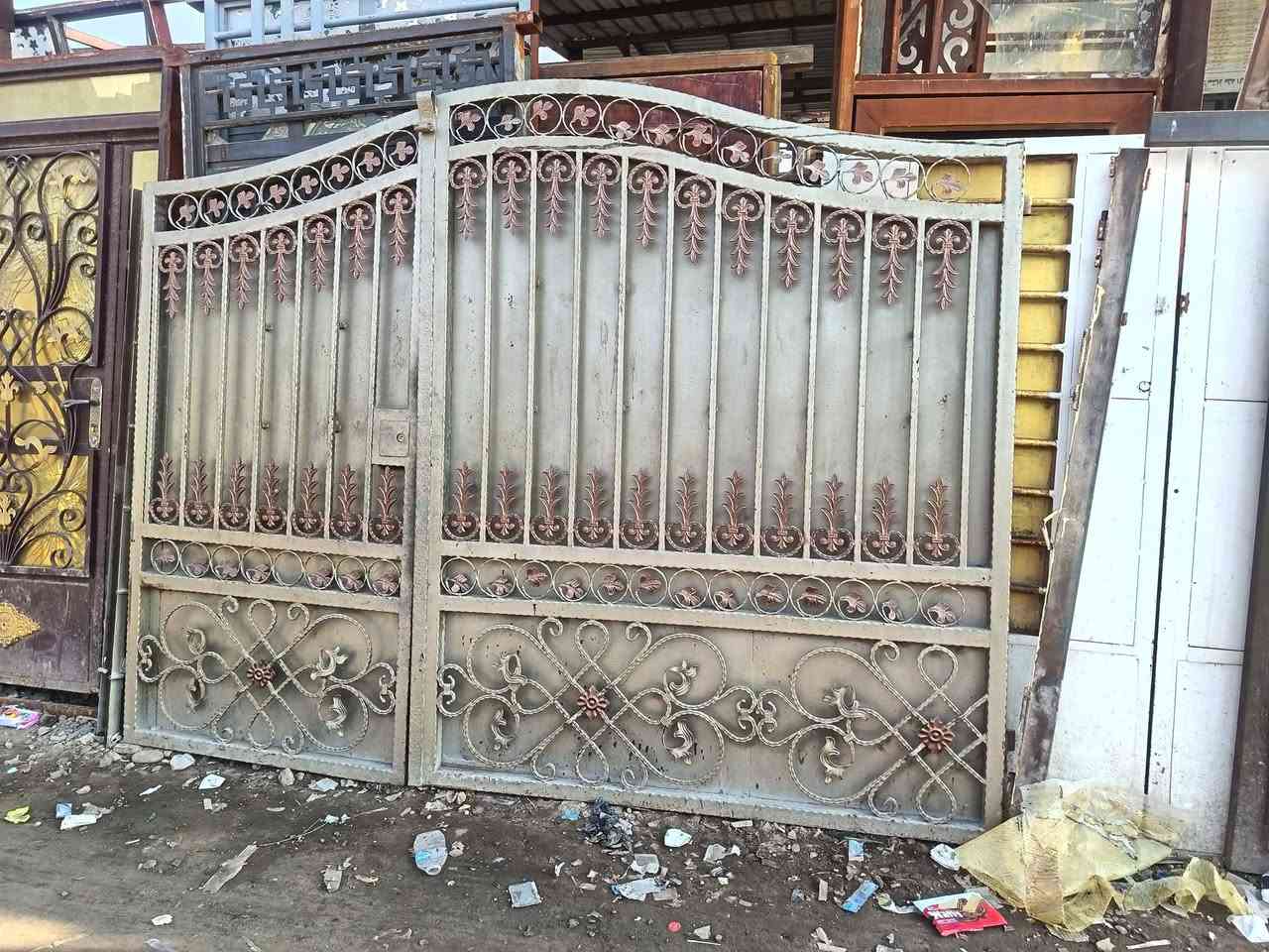 سلام عليكم يوجد باب حديد العرض 290 والارتفاع 220  المكان بغداد مدينه الصدر الاتصال ***********
