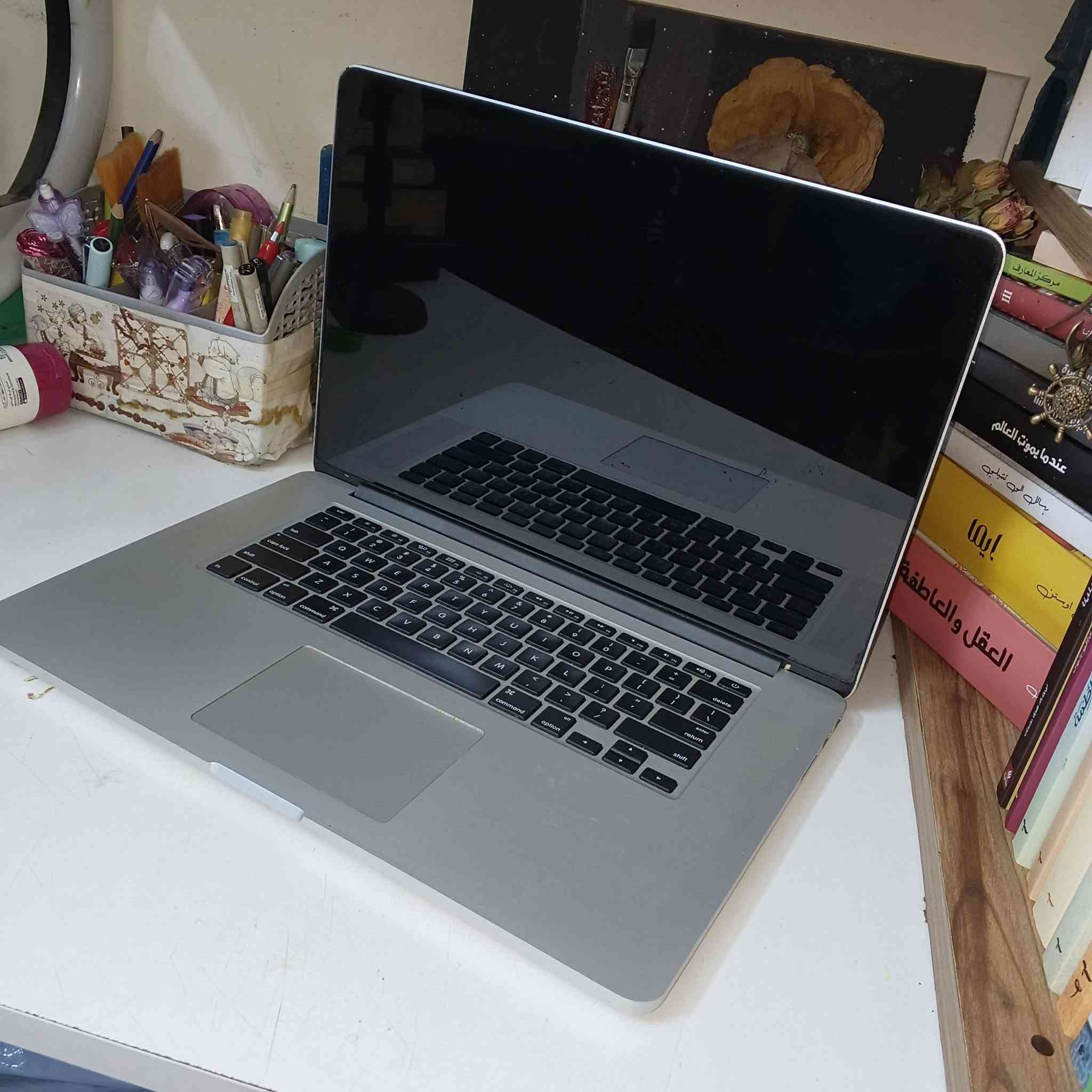 السلام عليكم عندي ماك بوك برو 2015  رام 16
I5 
الابتوب مبي شي بس ماعرف فجاة وكف ع تفاحه و الكيبورد كام ميتحرك ماعرف السبب يعني التشغيل يشتغل من تدوسه بس وراها يعلك ع تفاحه  قيمه و بخدمتك بغداد الكراده 
***********
