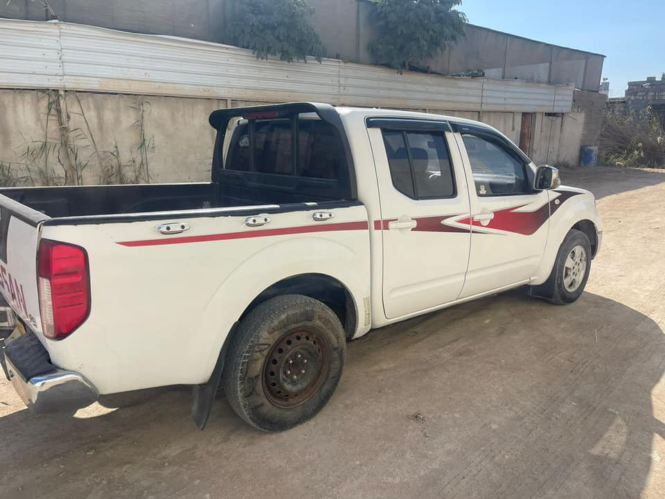 سلام عليكم 
بيكم نيفاره 2013 
ماشيه 170
بيه جاملغ صبغ وباب امبدل نفس لون وبارد بين تاير وبين الباب 
رقم :***********
