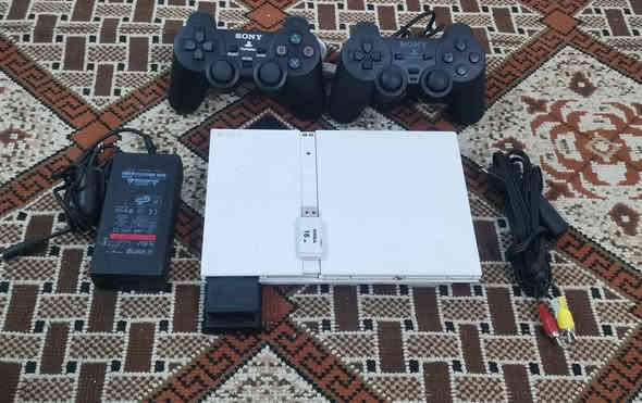 بلي 2 لون ابيض نظافة 90٪ كامل ملحقات جوستك عدد 2 وحدة واير + وحدة بلوتوث وفلاش 16 گيگا وميموري وAV الشاشة السعر( 40 ) الف عنواني ميسان ابو رمانه *********** عمارة
