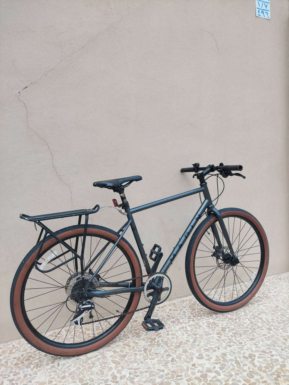 السلام عليكم
لعشاق الترحال والمسافات الطويلة والرحلات الخارجية 

دراجه #ترحال ماركة #MARIN مارين العالميه ماركه غنيه عن 

التعريف صنع ياباني اصلي اورجنال Made in JAPAN🇯🇵

حجم 27.5 قياس لارج L ارتفاع الفريم 54CM لشة عالية وضخم

لون فيراني لامع ميتاليك مميز ...مع وشومات الشركة لون اسود

سستم شيمانو كامل سيت آسيرا #SHIMANO_ACERA

بدالات السرعه 8X1 سحب دفع #شاشه حديث سلس جدا 

بريكات سستم #دسكات_فلنجة ميكانيك ماركة تيكترو TEKTRO

وياله زوم طبقتين مخصصه لتحمل الاوزان الثقيله والطسات 

تايرات كتان اصلية كراڤل ماركة #كيندا نقشه ناعمه فول سلاسة #KENDA  

كمبليونات وياله سلايت ...ستيرن رياضي ...سرج طبي اصلي 

🔴الدراجه قطعه مال حاويه غير مستخدم داخل العراق 
     الدراجه على وضع الشركه بلاد ما بيها برغي مبدل
     كامله وجاهزه بدون اي نقص 

المكان الموصل الجانب الايسر...السعر 3 ورقات (300$ دولار) 

يوجد توصيل بغداد 

*********** رقمي للتواصل
