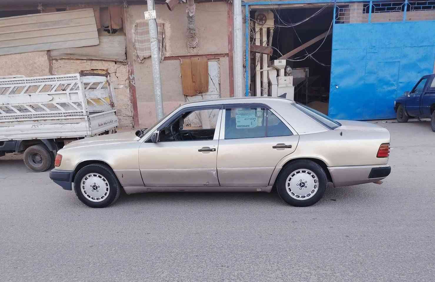 السلام عليكم
مارسدس دب موديل ١٩٨٧ محوره بطه اثنين ونص 
قواعد سليمات 
رقم بغداد  انگليزي بسمي
سنويه لغاية ٢٠٢٧  السعر٤٠ وبيها مجال
مكاني نجف مشخاب ***********
