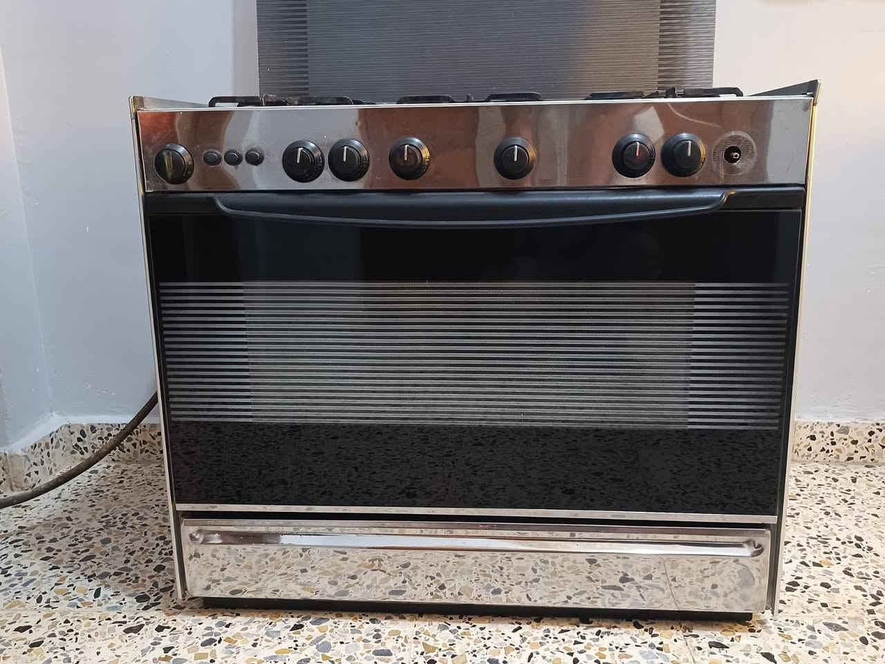طباخ مصري كلش نضيف بوري مو ممه شغال فوك جوه النضافه كدام العين البيع بسعر مناسب ب200 الف  مكاني الرمادي حصيبه الشرقيه هـ ‏‪***********‬‏
