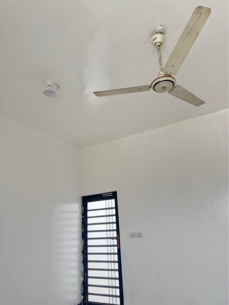 بيت بناء جديد للاجار طابق اول في منطقة حمدان (كوت الصلحي) 📌📌
 
يحتوي على غرفتين منام 5*4+مطبخ6*4+ديوان 5*4+صحيات +موزع 4*4 +درج داخلي وسطح وبيتونه  وايضاً يحتوي على حمام خارجي ارضي مجهز للسكن من كل شئ خزان ماء اساله وخزان ماء حلو وماطور تصعيد ماي  واضويه  وكيزر 
المؤجر يفرش ويكعد  
 سعر الايجار 500
* جميع الخدمات يمه من مستوصف ومطعم ومخبز وفرن و مدراس وجامع وحسينيه
للاستفسار عن الامور الاخرى اتصال على الرقم او تواصل على الواتساب
***********
*********** البصرة, العراق
