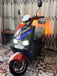 للبيع دراجة شحن 6 بطاريات سرعتها 60 بلعداد بس تمشي اكثر من 60 دراجة جد...