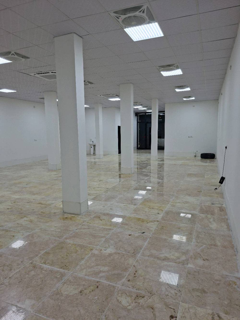 ​🏢 قاعة تجارية فاخرة للإيجار في البصرة (طابق أرضي ) 🏢
المميزات الأساسية:
​📍 الموقع: البصرة - مقابل حديقة ياسين خريبط مباشرةً (موقع إستراتيجي، تجاري، وحيوي جداً).
​📐 المساحة: 160 متر مربع (قاعة واسعة ومفتوحة بتصميم ممتاز).
​🧱 الطابق: (طابق أرضي) يسهل عملية الدخول والخروج ومثالي لخدمة المراجعين والزبائن.
​✨ بناية جديدة بالكامل: القاعة لم تُستأجر أو تُسكن من قبل (جاهزة للاستلام الأول بنظافتها الكاملة).
​المواصفات والخدمات الداخلية:
​الأرضية: مرمر درجة أولى بتشطيب راقٍ ونظيف يعكس الإضاءة بشكل جمالي ومميز.
​التكييف والإنارة: مجهزة بالكامل بمنظومة تكييف مركزي حديثة (سقفي) تغطي كامل المساحة، مع ديكورات سقف ثانوية وإنارة متكاملة.
​المرافق الصحية: تحتوي القاعة على مغسلة خارجية مرتبة + تواليت (مجموعة صحية متكاملة وجاهزة للاستخدام).
​ملاحظة هامة (نوع الإيجار المستهدف):
​القاعة معروضة للإيجار للشركات الاستثمارية، المكاتب التجارية، الوكالات، أو المراكز الطبية والتخصصية او مراكز تسويقي وغيرها 
(نعتذر عن تأجيرها للمطاعم،و الكوفيات
سعر الإيجار ٢ مليون غير قابل للنقاش
​📞 للمعاينة والاستفسار، يرجى المراسلة 
على الخاص أو الاتصال  ***********