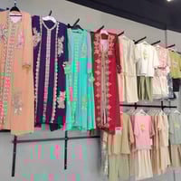 محل ملابس • عامل مطلوب • ملابس للبيع