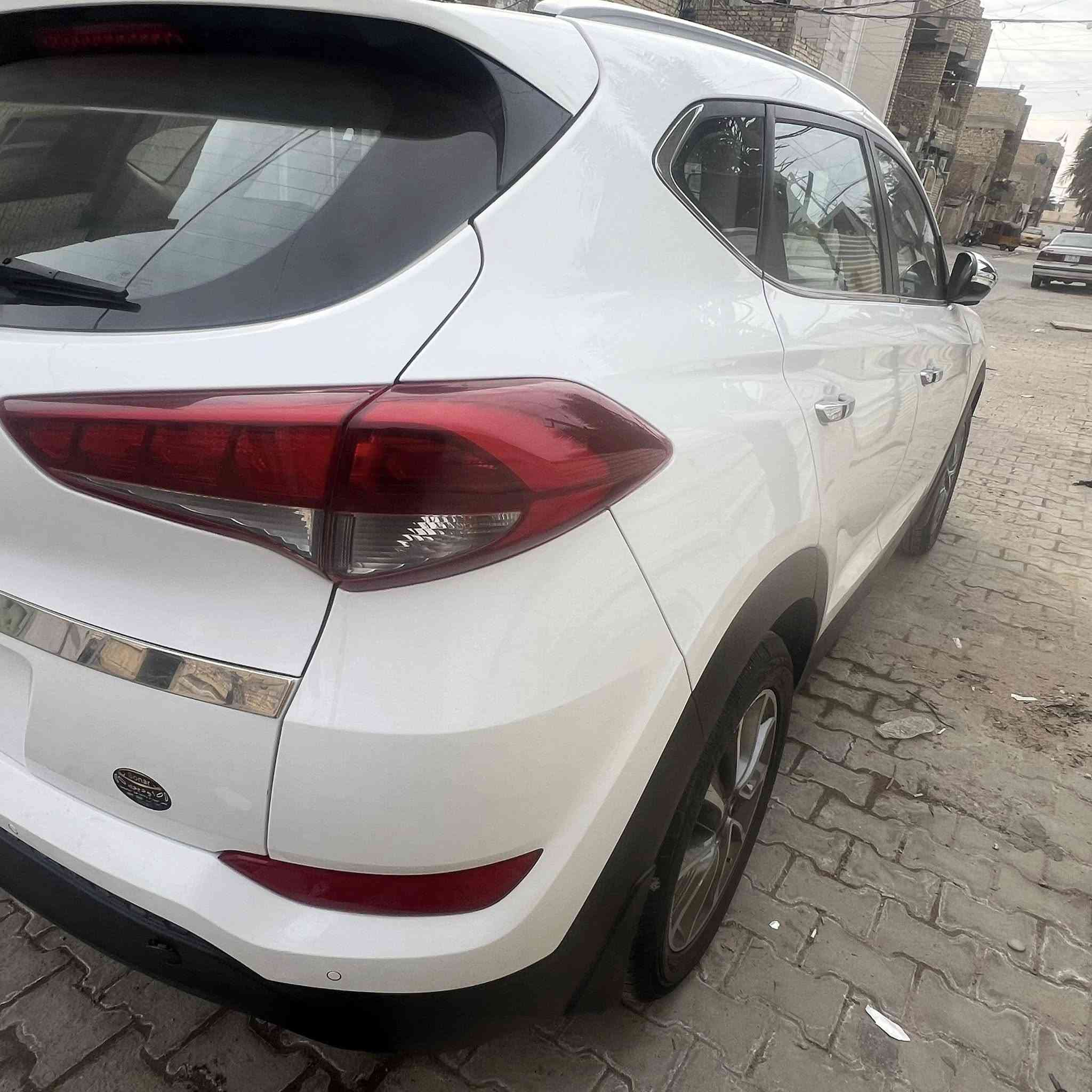 سلام عليكم توسان موديل 18سياره ماشيه 100الف حقيقي بيه على كد كرتين بالكصه مال بنيد وطلقه بالقمارة بارد خفيف بجنطه غيره مابيه اي شي بعد السعر 187 رقم الهاتف 
***********
