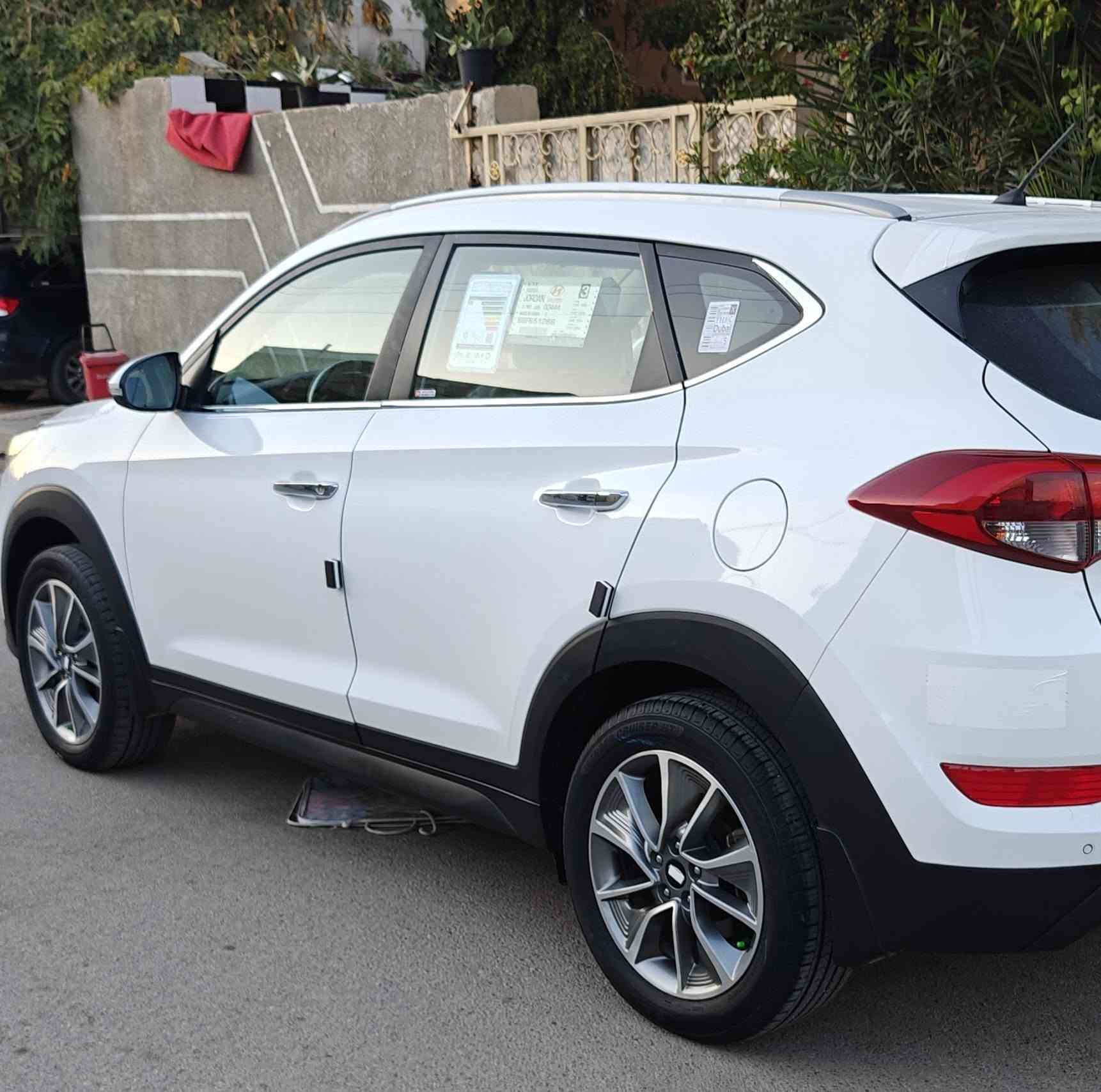 توسان 2018 خليجي
كفاله عامه من الصبغ والضربه والتبديل والبارد 
محرك كير ع وضع الشركة برغي ممفتوح بيهن 
مواصفات السياره مواصفات عاديه محرك 2000 دوش 
رقم السيارة بغداد ألدولي وهزه جديدة مكان السياره بغداد *********** للتواصل
