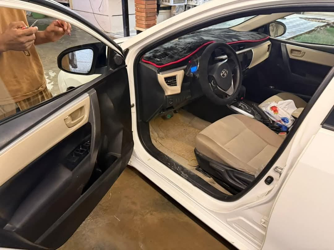 السلام عليكم بيع فقط 
تويوتا كورولا خليجي
رقم بغداد الإنكليزي الجديد
الموديل 2015
اربعة سلندر
المحرك 2000 تنفس طبيعي
داخل بيجي مخمل
تحكم استرين جهة واحدة
شاشة اندرويد
كامرا خلفية دوارة
ويل كب
السيارة كير ومحرك  مكفولات
سونار موجود ضمن الصور
اضافة للسونار بيهة تبديل جاملغ ايسر
السعر       129  $   وبيهة مجال بسيط
مكان السيارة  بغداد  المحمودية

هاتف ***********
***********
