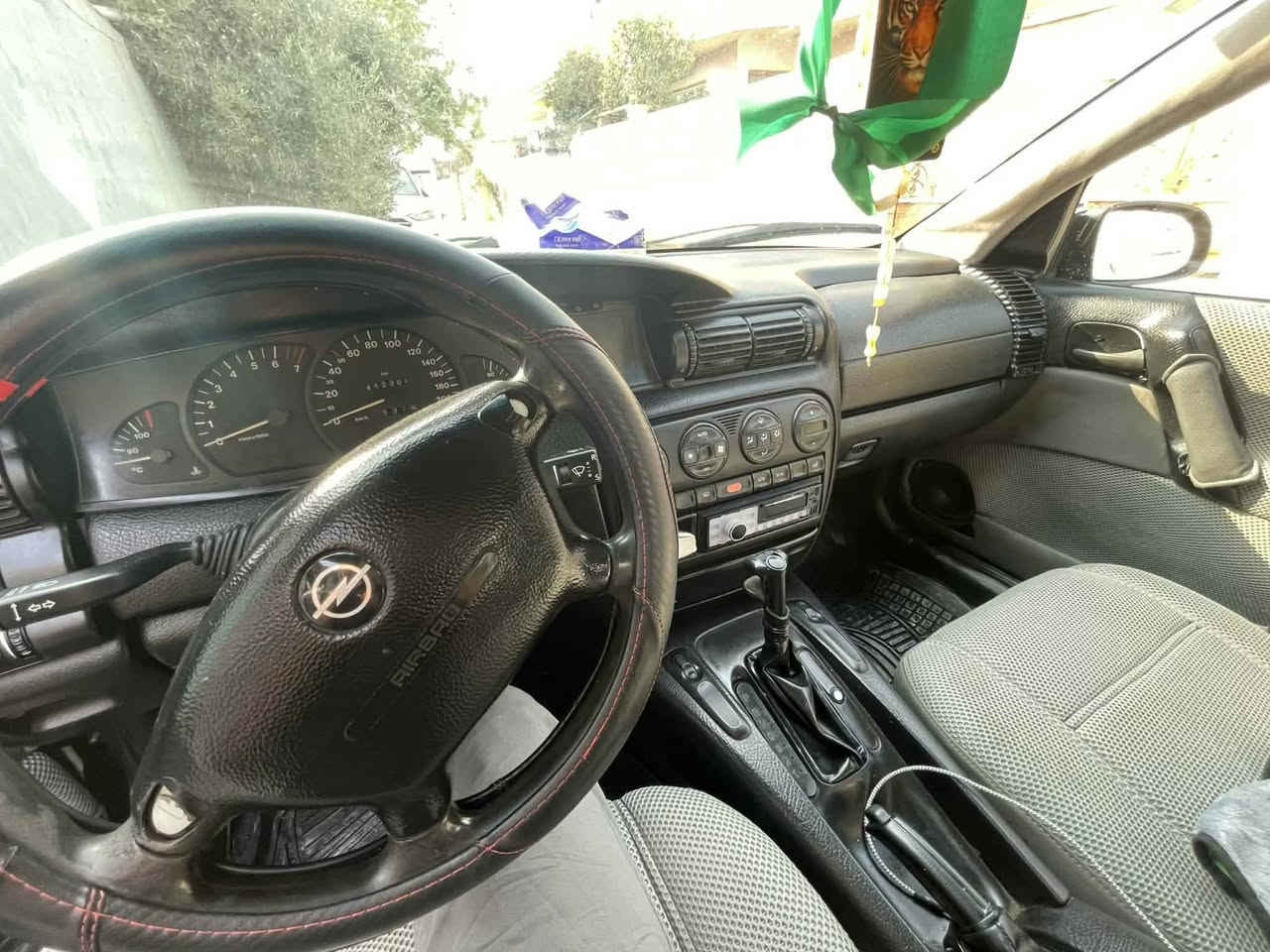 السلام عليكم

للبيع اوبل بزون موديل  1996 (مصبوغة عام للجمالية فقط  ) بدون ضربه بدون اخياس بلاديه 

مـواصـفـات الـسيــارة

تدفئة شغال قطعتين 

رقم سليمانية شرط التحويل 

تخم تاير وباتري جديد جام كهرباء 

كهربائيات كلها شغاله و ما ملعوب بيها ايرباك شركه

كشنات كهرباء غرفة نضيفه داخل نضيف  مسجل

محرك مفتوح ! كير اوتماتيك ترايك 200,للبصره 

السعر 45.بيها مجال للشراي

مكان السيارة ديالى الخالص  رقم الهاتف صاحب السيارة  ***********
