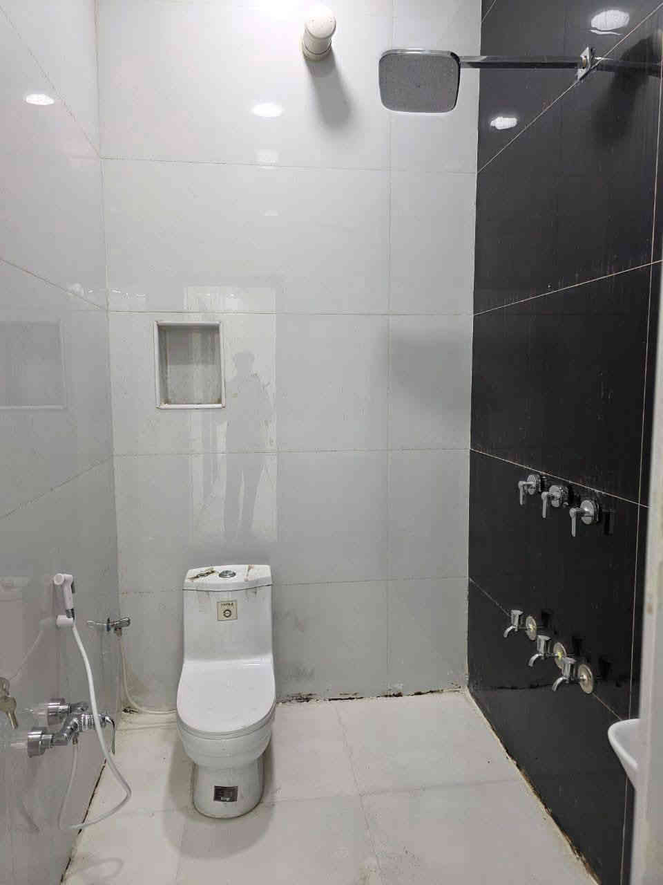 يالله سلام عليكم واسعد الله اوقاتكم
 ***********
الاعلان اليوم تحفه

دار سكن قاطين للبيع بناء 2025 
مو بيت عباره عن فيلا ماشاء الله 
يتكون من 6 غرف منام وديوان 

جنس العقار طابو ملك صرف زراعي بسم عراقي اصولي سند ٢٥

#المساحه200 متر 

يحتوي القاط الاول على غرف منام 2 كل غرفه بيها حمام 
و ديوان كبير
و مطبخ 
او مناور
و صاله و وصحيات داخلي وخارجي 
وگراج 
اما القاط الثاني يحتوي على غرف منام 4 اثنين منهن بيهن حمامات 
بلاضافه الى صاله وصحيات 

العنوان بصره أبي الخصيب البهادريه جهة الشط قريب  على سايدين داخل 
موقع راقي 😎 

جميع الخدمات متوفره ماء كهرباء شارع تبليط 10 متر 
شغل البيت كله درجة أولى

السعر 220 مليون  و بي مجال للشراي
للاستفسار تصل ***********
