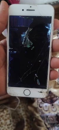 ايفون للبيع شاشه مكسوره السعر 20الف 07503902972