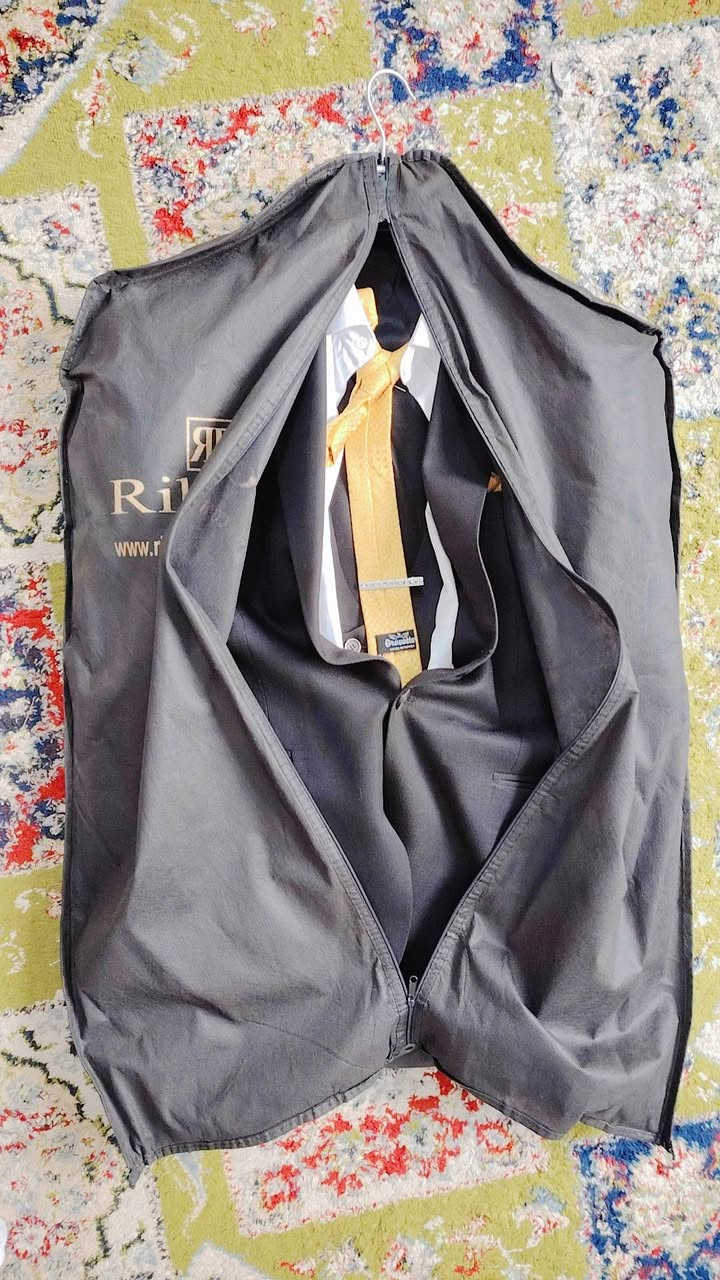 سلام عليكم بدله رسمي ملبوسه لبسه وحده نضيفه هواي سبب البيع صغيره عل مقاسي حت الترانشوز  حشاكم وياها ماخذه 130 الف  بيش تفيدك خابرني ***********🤙 مكاني جسرر الضلوعيه
