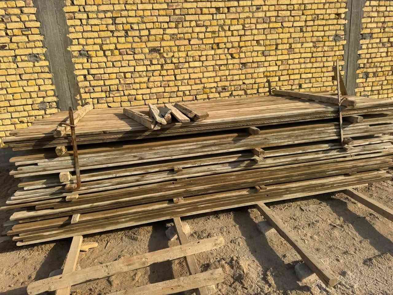 خشب للبيع 35 مكعب مع جكات 125 وفخات 200 قالب كامل گبل تشتغل يدك بيتين مساحه 250 الشراي يرأسني خاص او يتصل *********** مكاني سماوه
