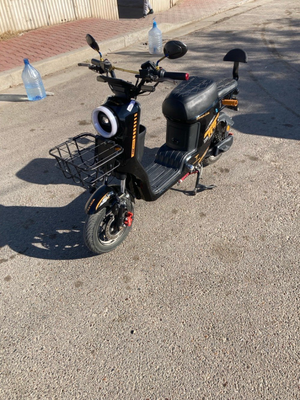 السلام عليكم  دراجه شحن R9 مزوده للبيع الداجه اخت الجديده كفاله عامه من جميع النواحي الدراجه جديده جديده صارلي فتره من اخذتها و هسه اريد ابيعها و معتني بيها كلشش هوايي هاي الدراجه صوره كدامكم موصفاتها تشغيل سويج و تشغيل عن بعد و مرايات كاربون فايبر بريكات هايدروليك و نظام بك و نظام بارك ستناد رياضي و ستاند تلفون اشاير يمنه يسره دبل إشاره و ضوه عالي ناصي لد زنون ابيض ب الاضافه إلى يدات بريك لد رياضيه و بلوجكتر رياضي و بيها بعد هواي تزويدات و كلها بلاديه من الشركه هيج ب الاضافه كير اربع نمر و شاشه تقره الأعطال  الدراجه بلاديه ما ملعوب بيها باي شي 
سعرها 450 و بيها مجال 
مكاني بغداد الصالحيه خلف وزاره الخارجيه 
اقرب نقطه داله الي كراج العلاوي 
للاستفسار *********** محمول او واتساب

