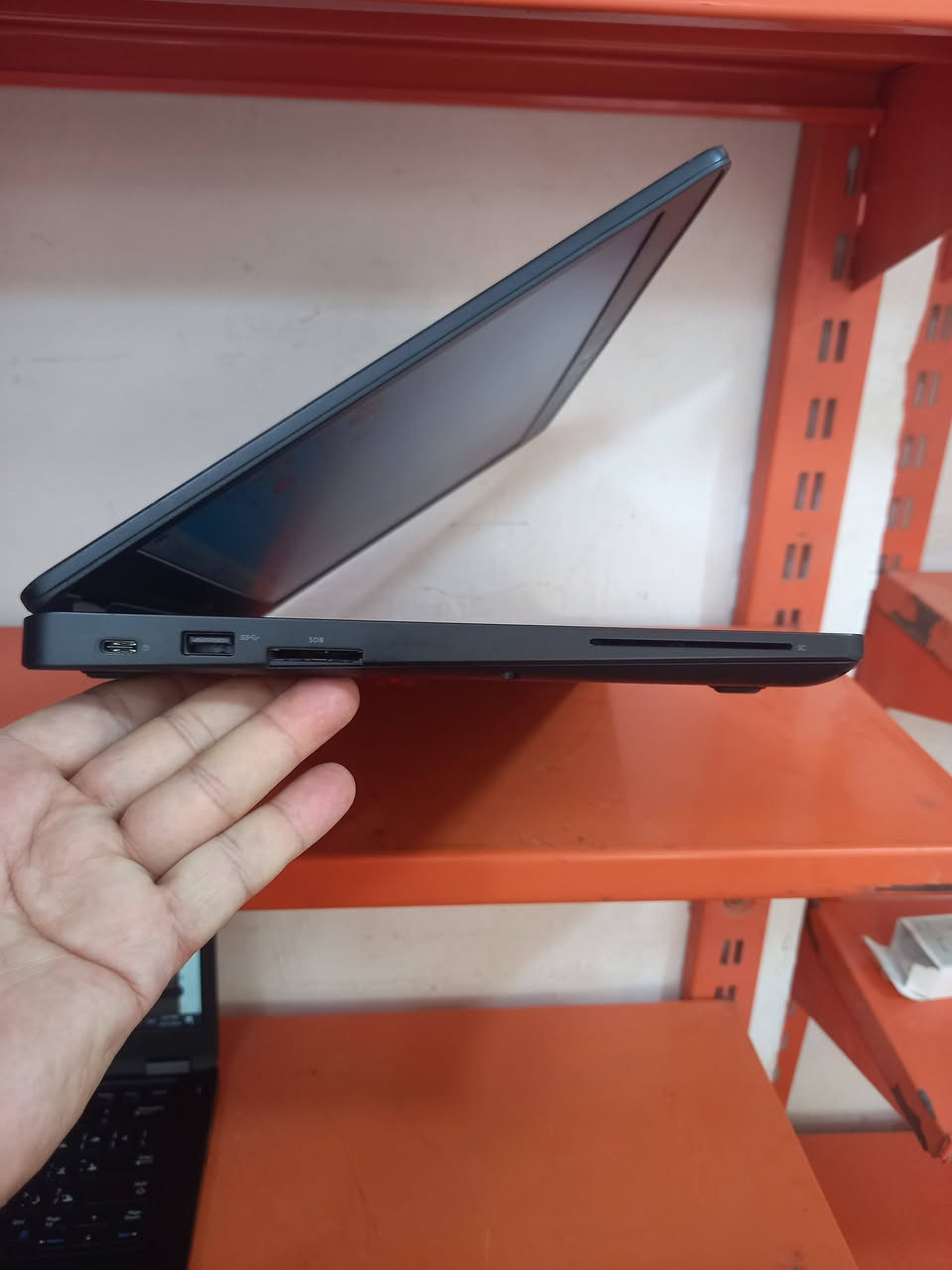لابتوب دل dell 
الجيل السابع . 
المعالج كور اي 5 الجيل 7
الهارد    256 ssd 
الرام 8.  ddr4 
كارت الشاشة  4  شير 
حجم الشاشة  14 
الشاحنة اصلية 
يحتوي على منفذ تايب سي للشحن او نقل البيانات
نظام التشغيل ويندوز 10 عربي انكليزي 
الملحقات شاحنة وجنطة 
السعر  215
***********
***********
يوجد توصيل

متوفر 
تتوفر مجموعة لابتوبات بأسعار مناسبة ومواصفات
