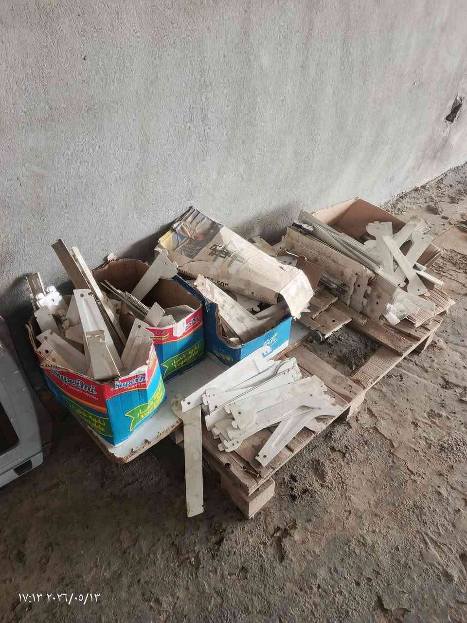 السلام عليكم
للبيع رفوف محل نضيفات 
بدون سجة فقط رف وحمالة 
المكان 9نيسان 
***********
