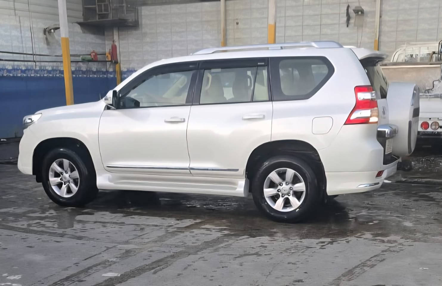 السلام عليكم ابرادو لبيع فقط
2015 وكالت ساز ماشيه 154 ك م رقم اربيك كلش حلو  بسمي مكاني بغداد هزه جديده السياره  نضيفه علبلاد مكفوله عده شخط باب خلفي لحد الان مامسويه مواصفات كلش حلوه( تقفيل بيبان جام مري شفط ) (لمس) تحكم استيرن مثبت سرعه باقي المواصفات المعروفه 6 سلندر محرك 4000  السعر (325) (***********)
