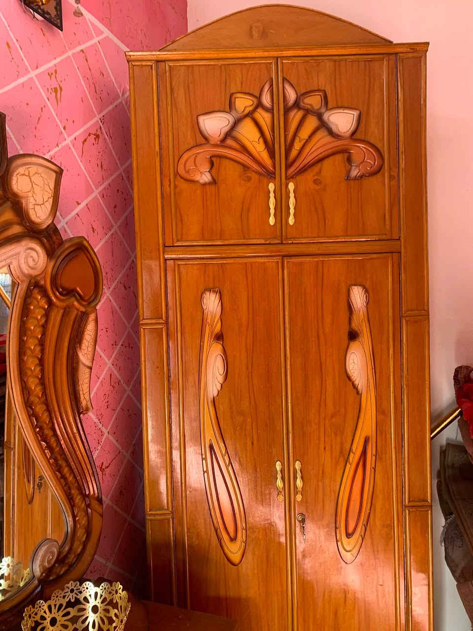 سلام عليكم غرفه البيع 5قطع مستخدمه بس خمس اشهر سعر 800 وبيه مجال ولشراي يدك عله اهذه لرقم ***********
***********
