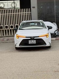 كورلا هايبرد • ماشي ١٤٠٠٠ • داخل جلد احمر