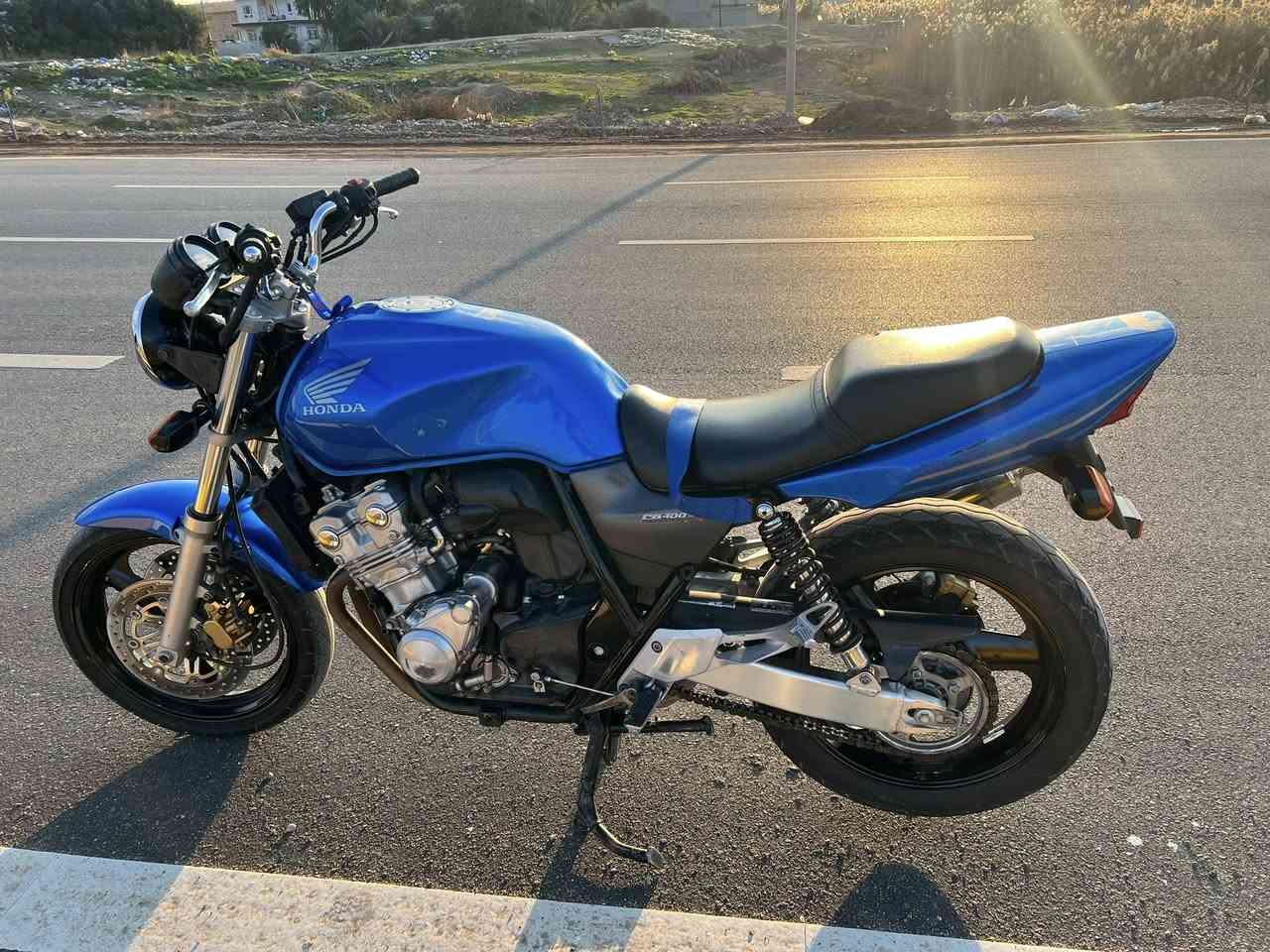 للبیع cb400مودیل2009ماشی 54 الف دراجە صارلهە شهرین مطلعە من معرض دراجە رمبە مابی نواقص مکینە و کاهربایت بشرط سعر خاص ورقم***********
