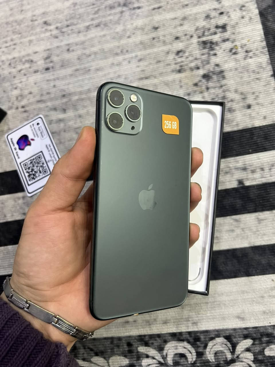 11 برو ماكس 
بطاريه 97
مرفوع ( 7 حبايات فقط )
ذاكره 256
لون زيتوني نضيف كلش 
ملحقاته كارتون وكيبل 
عنواني ناصرية حي الفداء 
***********
سعره 415 وبيه مجال
