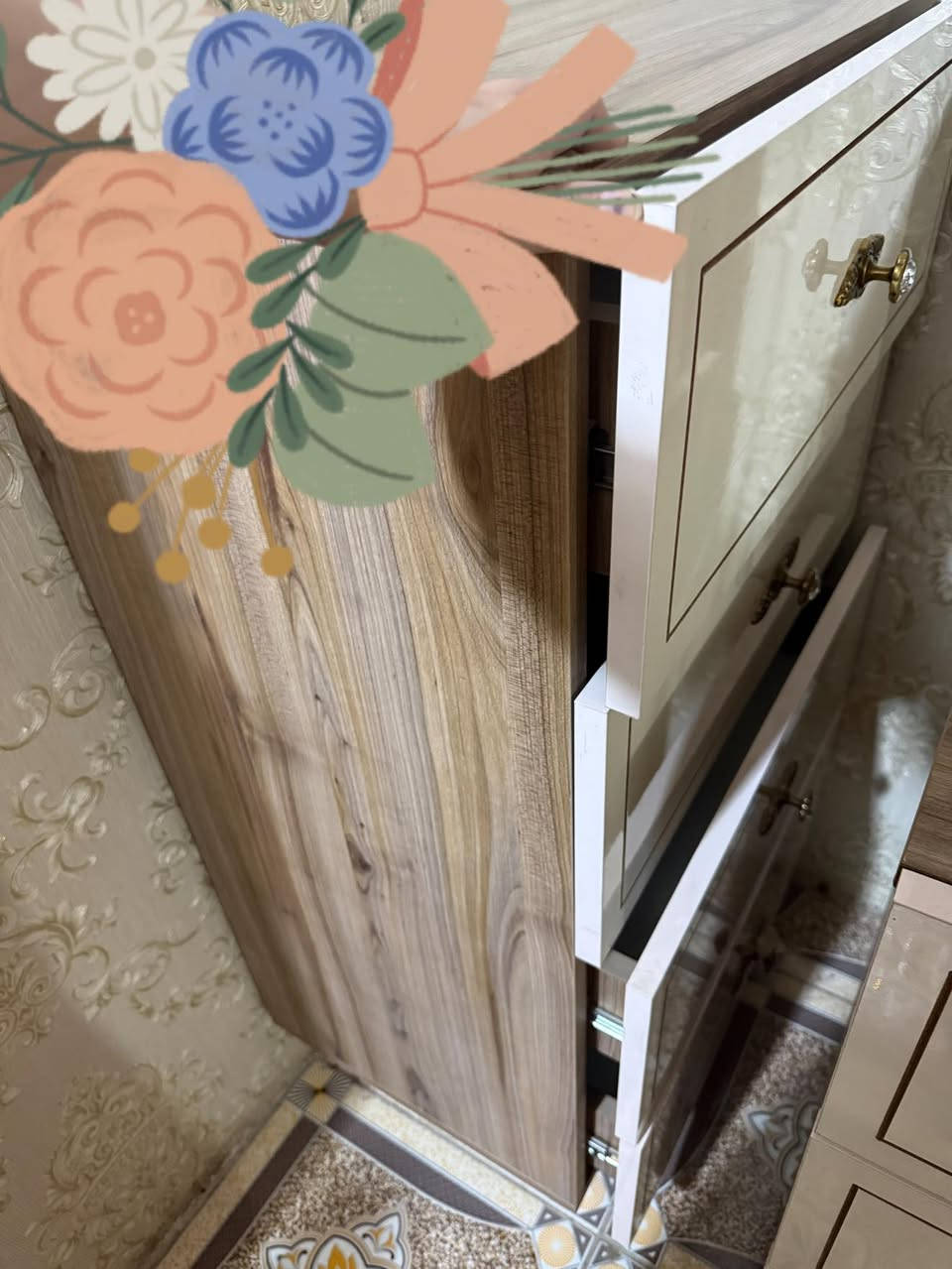 السلام عليكم غرفة تركية نظيفة جدا ما مفتوحة ابدا اللي يريد يتصل على الرقم *********** سبب البيع يشهد ربي ضيق المكان

