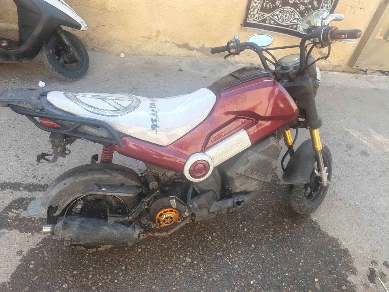 دراجه هونداي سرعته 120 كابريتر دراجه كلشي منقصه دراجه عارضه للبيع ب500 بيها كم قطعه تزويد 
دبلات الاماميه رياضي 
صلانصه اف ام
مري ستيل 
ستان بلونه 
دراجه حلوه وقتصاديه بيها جنطه جوه تانكي جبيره وبريك كدام عنبار والخلفي دسك دراجه سلف وهندر بس دير اله من شخاطه 
رقم تليفون ***********
