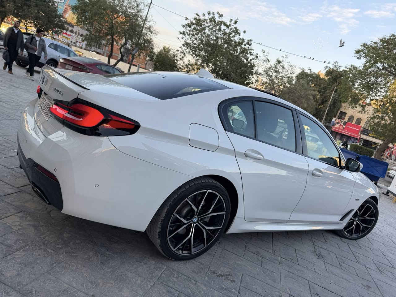 السلام عليكم
BMW 530e 2022 
ام بكج بلادي دركة ودوسات ودعاميات 
داتا شو 
تحديث لغة عربية كامل 
كاربلي وايرلس 
كشنات تدفئة داخل اسود 
ايمائات صوت 
سستم صوت هارمن كاردن 
دفع خلفي RWD 
حزام كهرباء 
حساس  امامي خلفي جانبي 
السيارة ٣ انظمة كهرباء + هايبرد+ بانزين 
الحادث كلش بسيط بارد بالجاملغ الامامي وصبغ قليل بالجاملغ الخلفي علكد الهلال 
السعر  35,800$ 
مكان السيارة بغداد المنصور او العامرية 
***********
***********
