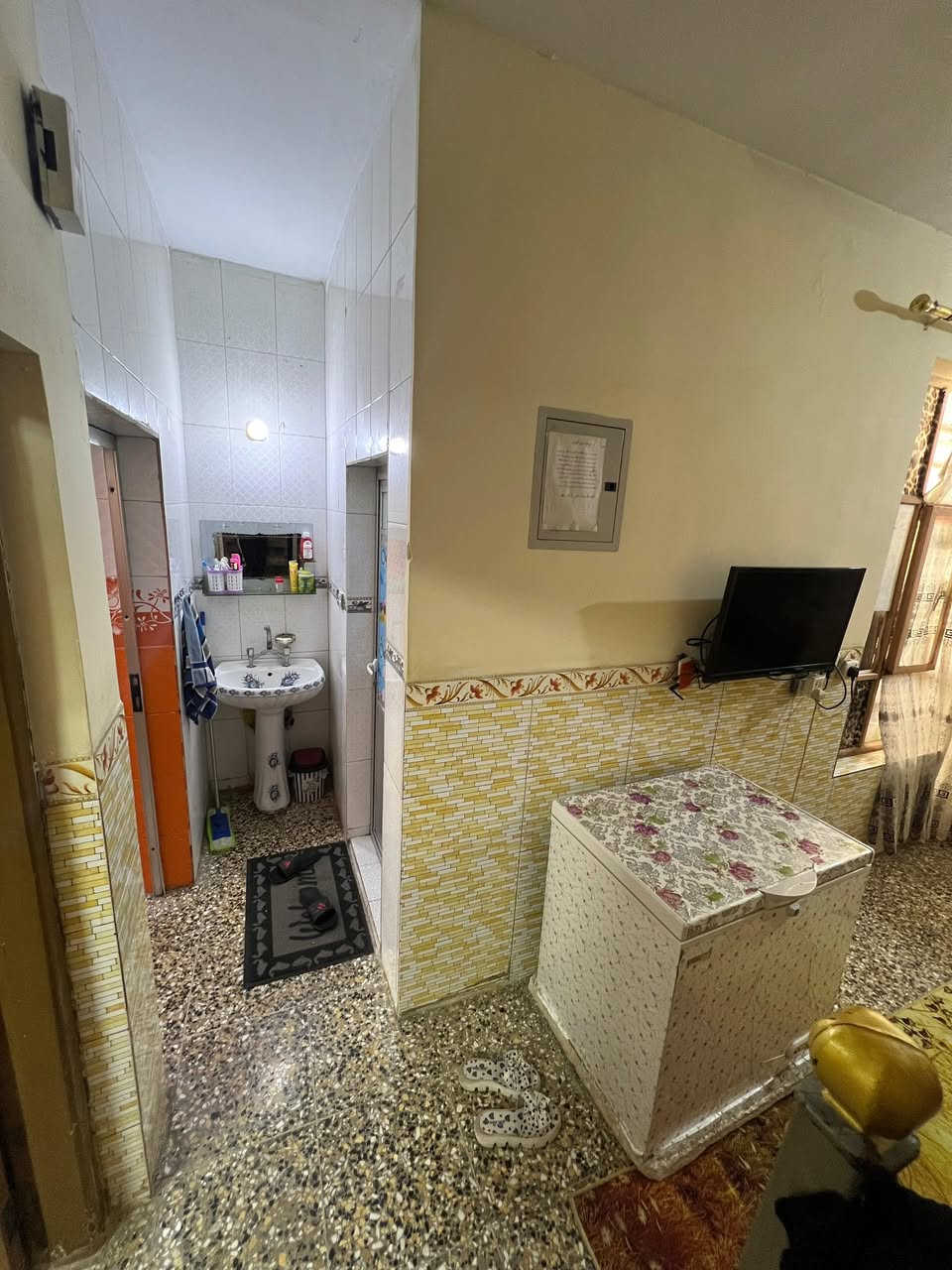 السلام عليكم بيت للبيع مساحه 85 متر / استقبال وصاله ومطبخ وثلاث غرف نوم وحده جوه وثنين فوك مع صحيات 
للاستفسار يرجى الاتصال ع رقم

***********
