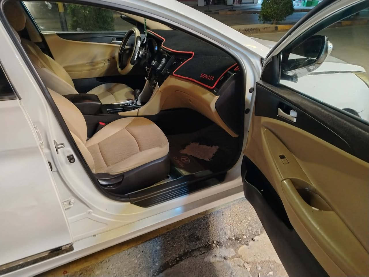 سوناتا خليجي للبيع
فول مواصفات 
موديل ١٢ 
رقم بغداد 
مكينه كير مكفول 
مكينه 2400
بيها صبغ صفحه و جاملغ خلفي بدون حادث فقط 
شخوط
مكان السياره واسط الزبيديه 
والسعر ١٠٥ وبيها مجال  
***********
***********
