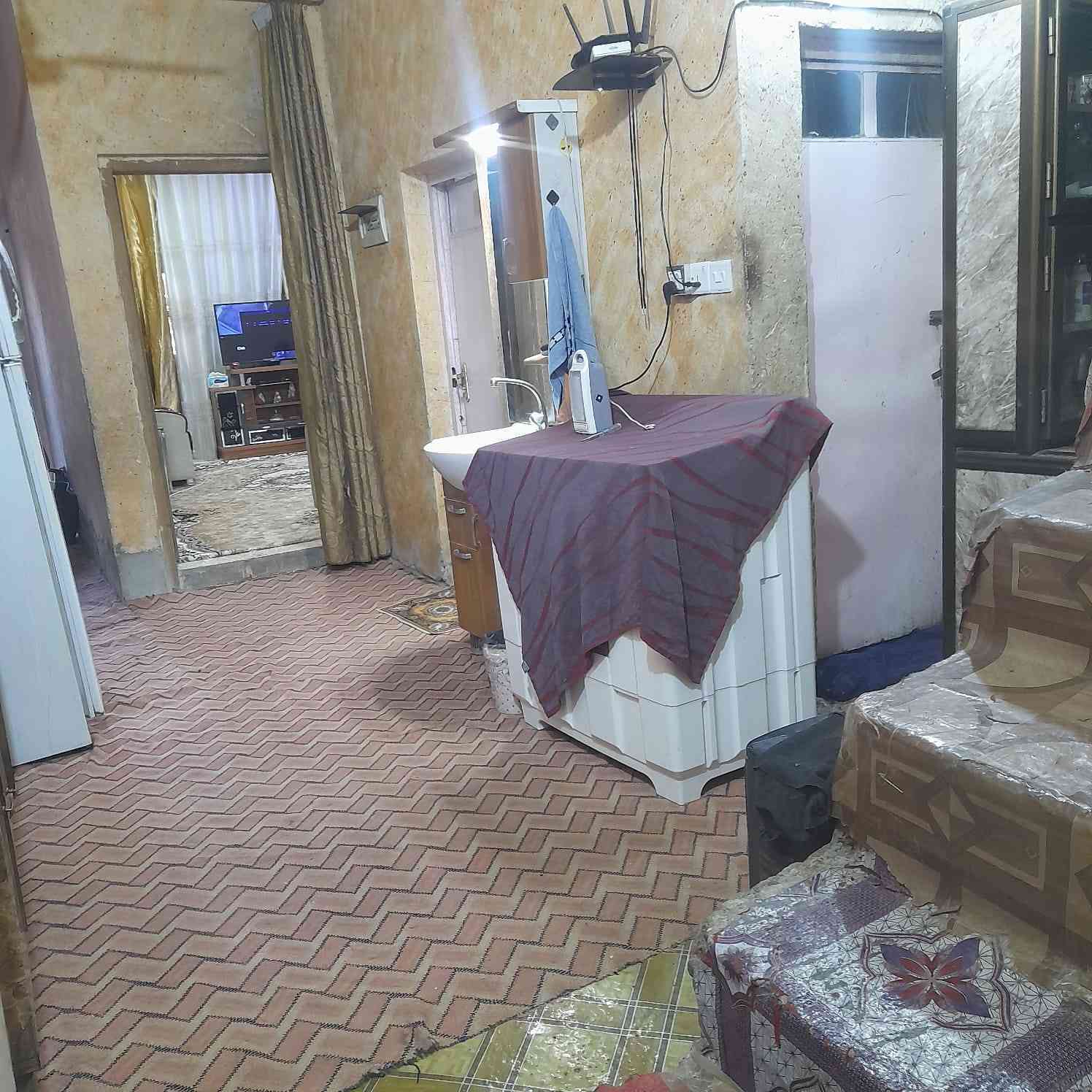 100م غرفه وترك  وصاله ومطبخ وخدمات مع كراج تشجير70م  و8 امبير مجانا  حي البساتين مقابل الضباط سند اصفر  السعر 85  للاتصال***********
