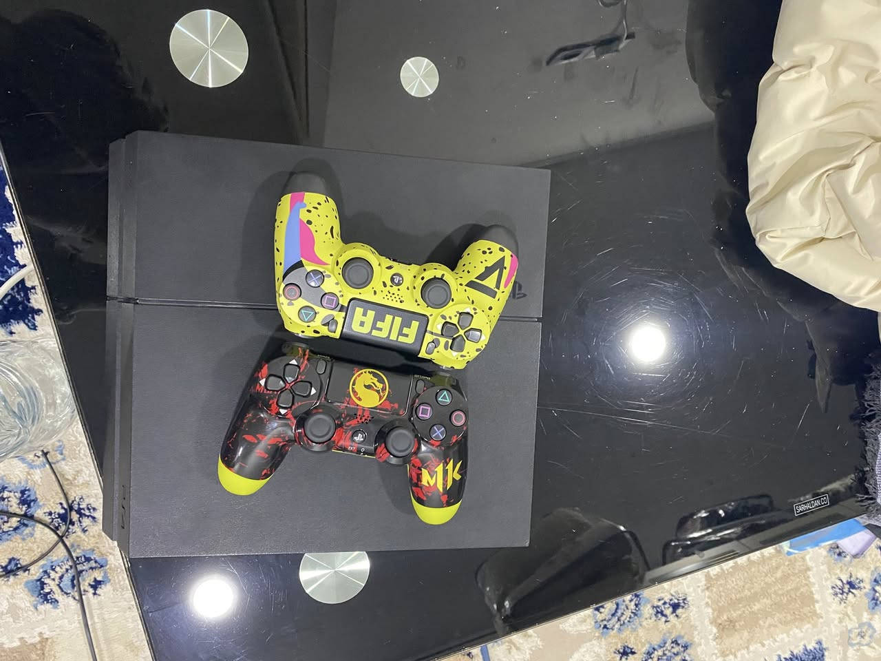 سلام عليكم اخوان سوني فور فات لوك ستيكر شرط 500 جيجا مع يدتين تجارية رقم واحد السعر 250 وبي مجال بسيط التواصل واتساب فقط ***********
