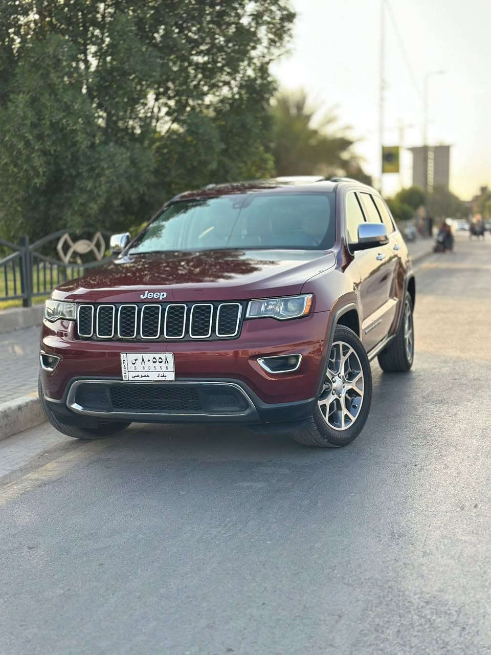 السلام عليكم...
جيب لمتد 2021... حادث جدآ بسييط بدون اي دواخل وبدون ايرباك صور الحادث بل المنشور...
ركن الجاملغ الخلفي وركن الباب فقط مشتغليه شغل مرتب 
فووول1/1 موصفات...
بصمه..
كشنات جلد قرميدي..
جنطه كهرباء..
حساسات..
راذارات.. خلفي امامي جانبي.. 
توقف ذاتي.. 
مري قلاب عل البك.. 
ويل كب كروم.. 
تشغيل عن بعد.. 
لون كرزي كفاله من الشخطه.. 
السياره جديده وباسمي.. رقمه بغداد الدولي الجديد.. 
البجم لد والبك لايت لد.. 
السعر ب 247... 
مكاني بغداد الكرخ حي الاعلام.. ***********..
