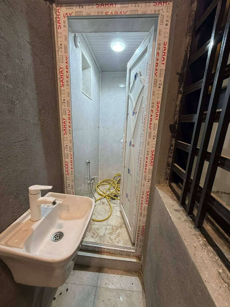 يوجد دار الايجار 
مساحته 105متر 
العنوان حي الجامعه قرب التانكي 
البيت يحتوي على غرفه نوم وصاله ومطبخ وصحيات داخلية وخارجية واستقبال وطارمه ومناور وسطح 
بناء حديث درجه اولى 
تاريخ البناء 2026
وبي منظومه غاز حديثه 
سطح مجهز بالتانكي والسخان 
والغساله وطباخ خارجي

الاستفسار اتصال على الارقام التاليه 
*********** بإدارة ابوامجد الكرعاوي العقار 
***********
*********** بإدارة ابورقيه العرداوي العقار 
*********** هذه الرقم بي بس واتساب فقط 

ومراجعه للمكتب اسم المكتب الغيث للعقار 

عنوان المكتب حي العسكري الاول قرب مطعم كباب نذير الشارع مباشره
