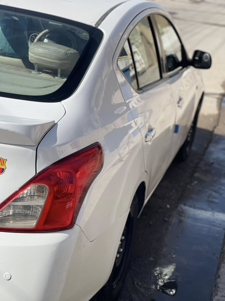 من رخصة صاحب البيج 
السلام عليكم 
للبيع نيسان سني هندي  2021 
سياره بسمي تحويل مباشر سياره جاهزه من كلشي دينار متصرف عليها بيها قطعتين صبغ نص باب لخلفي ولهلال ونص لبنيد وبيها بوارد بدون حادث سياره مال بيت ونظيفة تدفئة تبريد عل سويج 
تخم تاير جديد بل جيس صدر امامي خلفي نزلته كله وحطيته جديد كلها لسياره جديده مكاني بغداد حي الجهاد للاستفسار رقمي ***********
