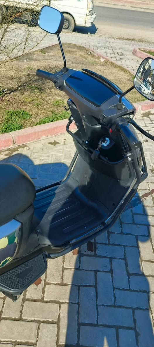 دراجة كهربائية أنيقة وقوية، استعمال شخصي وخالية من أي أعطال،
المميزات:
 • بطارية قوية وتعمل بكفاءة 
 • شاشة ديجيتال واضحة
 • إضاءة LED أمامية وخلفية
 • بوكس خلفي كبير للتخزين
 • مرايات + ستاند جانبي ووسطي
             سويج عدد (٢) بصمات عدد(٢)
             تشغيل عن بعد  مع درع حمايه
            6 بطاريات مسطره ملف ٢٤٠٠ سرعه حقيقه ٨٠ 
            نظام بك وثلاث سرع 
              دراجه استعمال قليل كلش شهرين 
             مكانه بغداد شهداء البياع 
             رقم الهاتف :***********  
             السعر ٨٧٥ وبيه مجال بسيط
