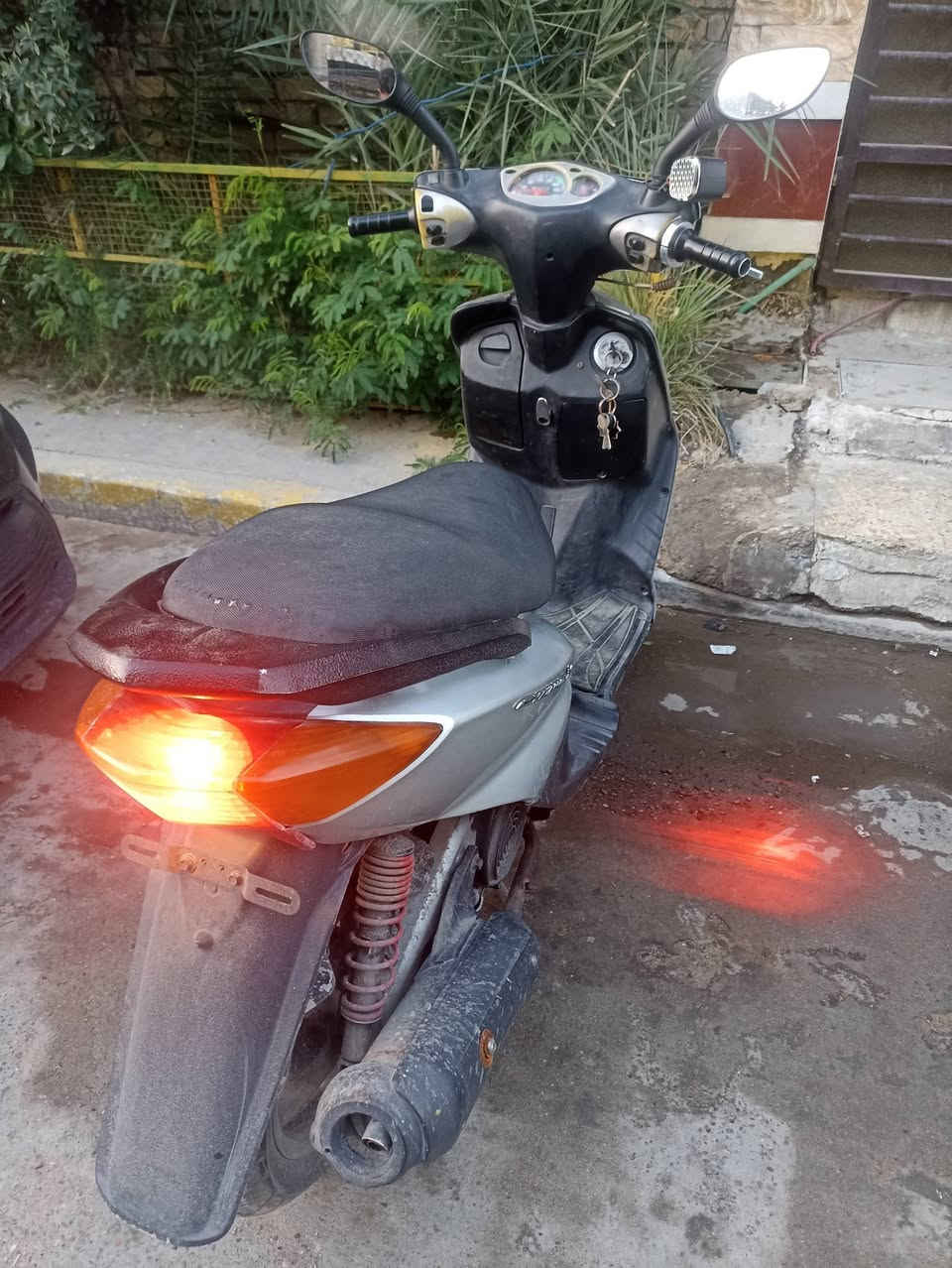 سلام عليكم
سكنس 140 للبيع كفالة عامة ما بيها نقص سلف هندر بكل وقت بيها سماعة وشديت ستاند مبايل هم بيه شاحنة مبايل باتري قبل اسبوع بدلتة الدراجة كاملة متكاملة مكينة ناعمة مكفولة السعر 500 وبيها مجال 
مكاني بغداد
*********** واتساب متواجد
